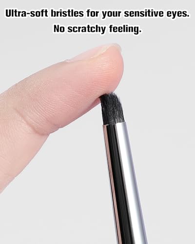 EIGSHOW Small Smudge Brush for Precise Eye Brightening and Under Eye Highlighting (E834) - color: E834
