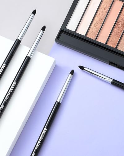 EIGSHOW Small Smudge Brush for Precise Eye Brightening and Under Eye Highlighting (E834) - color: E834