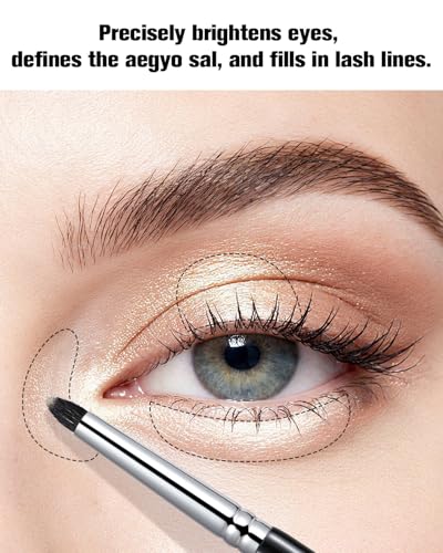 EIGSHOW Small Smudge Brush for Precise Eye Brightening and Under Eye Highlighting (E834) - color: E834